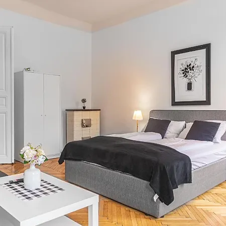 Vibrant 3br Near Akh Hospital - Perfect For Groups