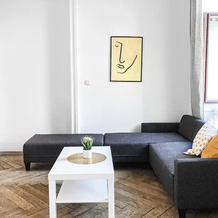 Vibrant 3br Near Akh Hospital - Perfect For Groups *