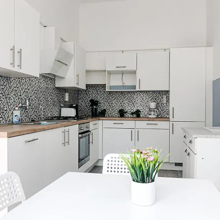 Vibrant 3br Near Akh Hospital - Perfect For Groups Apartment *