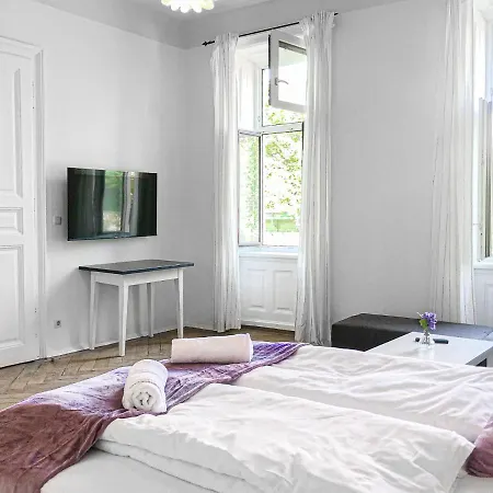 Vibrant 3br Near Akh Hospital - Perfect For Groups