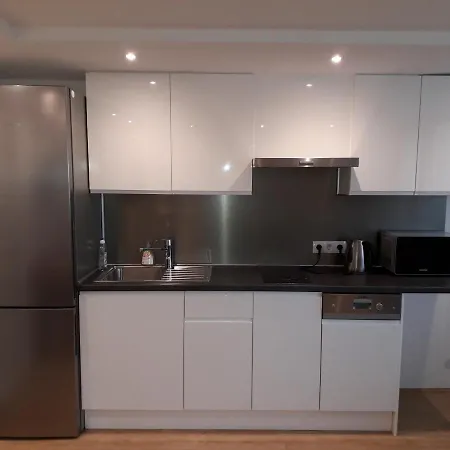 Cosy Flat In The Quiet Area With Own Garden, Free Parking And Direct Public Transport Link To The Centre Viena