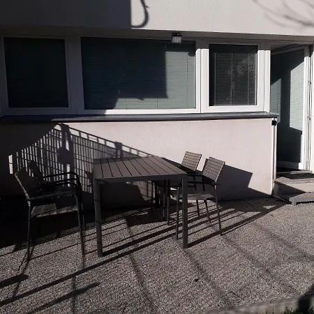 Cosy Flat In The Quiet Area With Own Garden, Free Parking And Direct Public Transport Link To The Centre