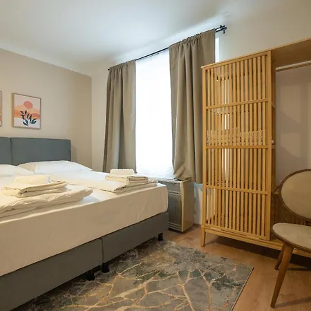 A 2-bedroom With A King-size Bed And A Balcony Is Located Just A 15-minute Walk From Stephansplatz. * Wien
