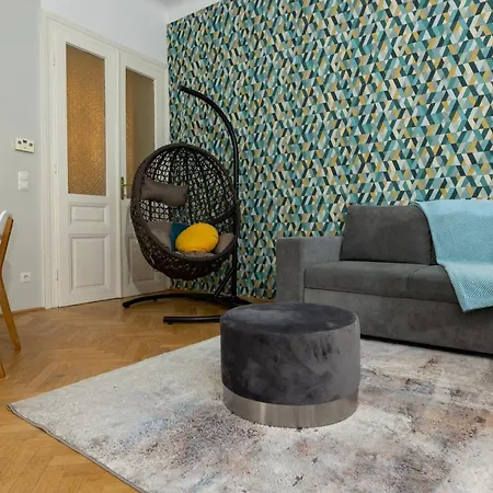 Turquoise Inspired Deluxe Centrally Located Apartment *