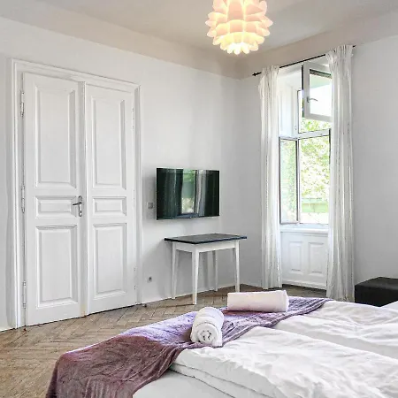 Vibrant 3br Near Akh Hospital - Perfect For Groups