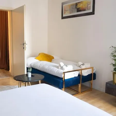 Apartment Luxury Meets Retro Near Parking