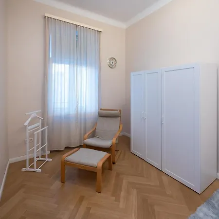Charming Near Prater Apartament
