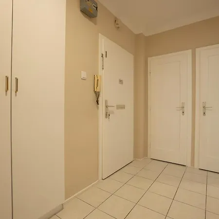 Apartment A 2-bedroom With A King-size Bed And A Balcony Is Located Just A 15-minute Walk From Stephansplatz. Wien