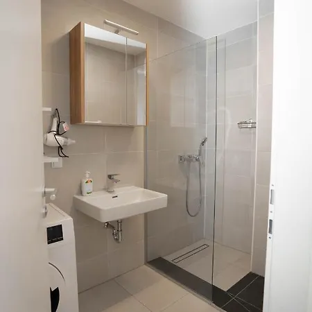 Apartment Modern With Tiny Garden Near Center Vienna