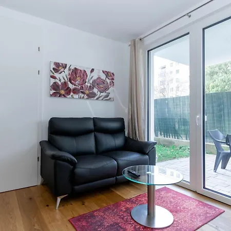 Apartment Modern With Tiny Garden Near Center Vienna