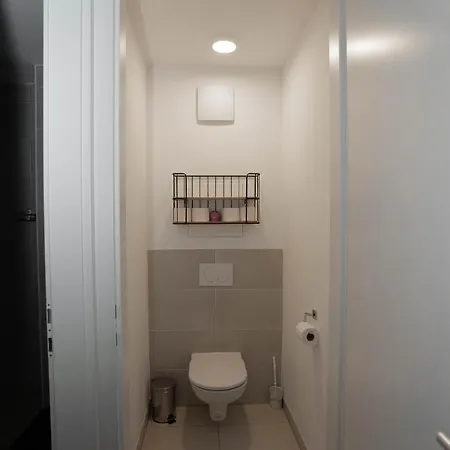 Apartment Modern With Tiny Garden Near Center *