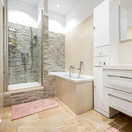 Nice Central City Room *