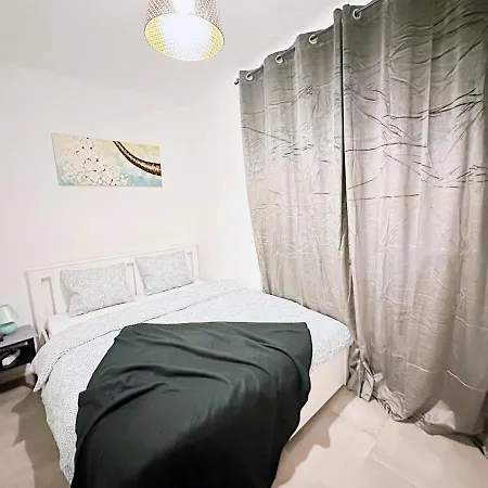Charming Three Bedrooms Near Station Apartment