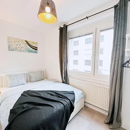 Charming Three Bedrooms Near Station Apartment