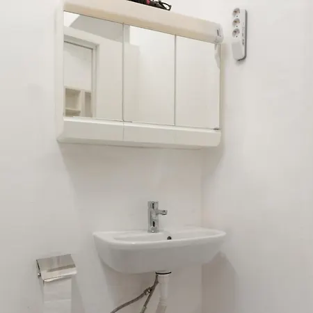 Pleasant 1br Aprt. Near The Danube & Millenium T. Апартаменты *