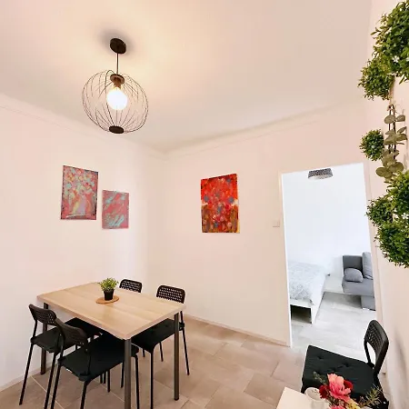 Charming Three Bedrooms Near Station