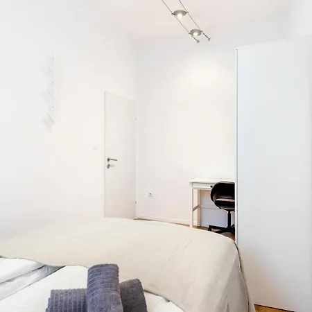 Nice Central City Room *