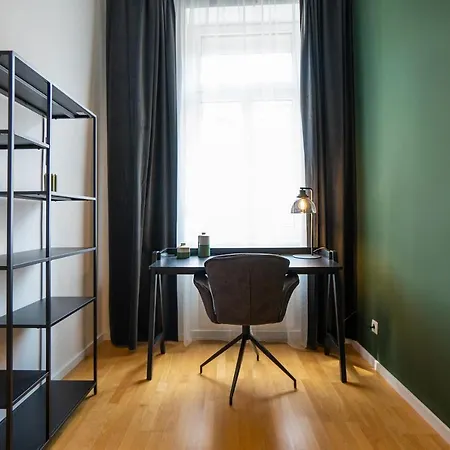 Belvedere Castle View: Chic Apartment Vienna