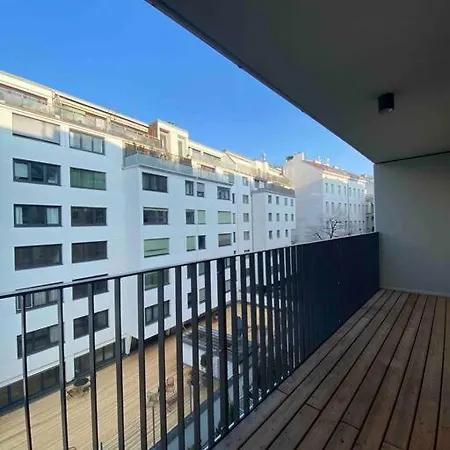 Modern Near Stadtpark Apartment