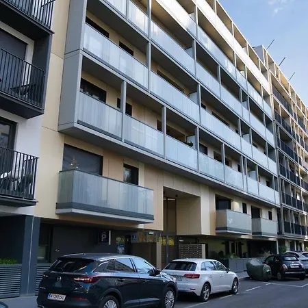 Modern Near Stadtpark Apartment