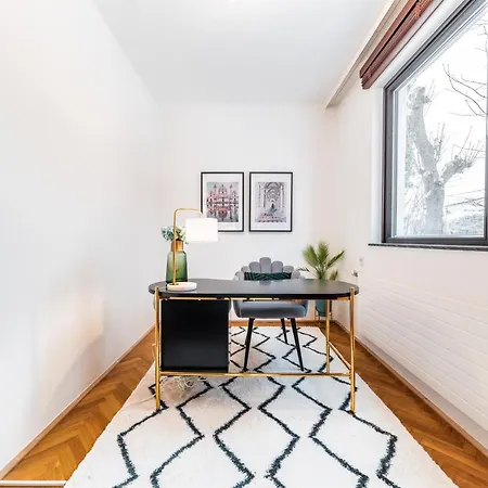 Apartment Porsche Mit Garten Und Garage In Bestlage Von Doebling In *