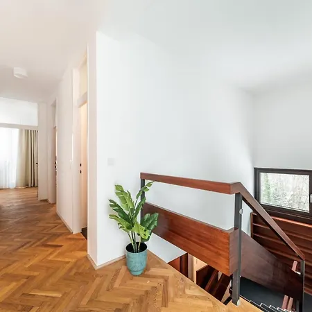 Porsche Mit Garten Und Garage In Bestlage Von Doebling In *