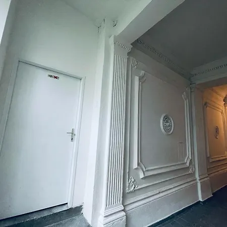 Colloseum Apartment *