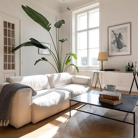 Apartment 2-bedroom With Private Library