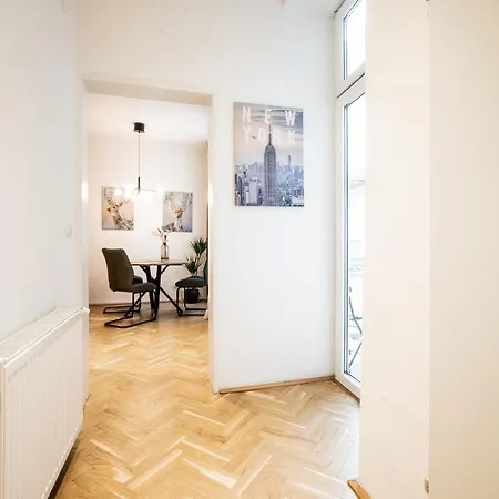 Comfortable, Balcony - Quick Access To Vienna's Old Centre Apartment Vienna
