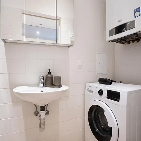 Comfortable, Balcony - Quick Access To Vienna's Old Centre *