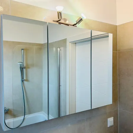 Modern - Free Parking - Balcony Apartment