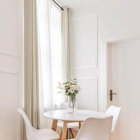 Designer Near Schoenbrunn