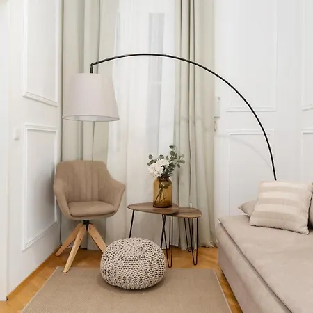 Designer Near Schoenbrunn * Vienna
