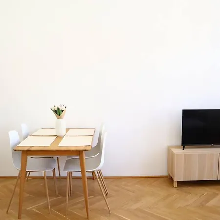 Bloom - Cozy Apartment, 5 Stops To Center Apartment