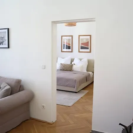 Apartment Bloom - Cozy Apartment, 5 Stops To Center