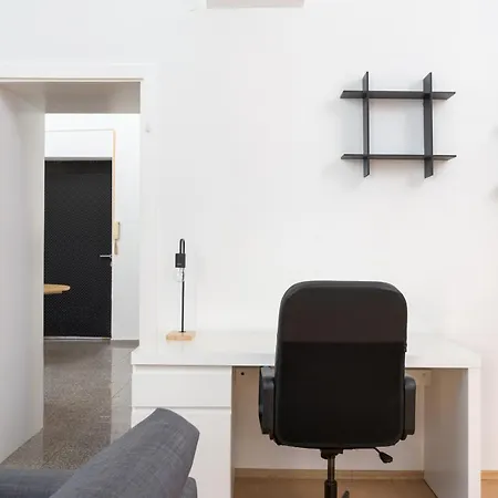 Spacious Apt In Perfect Location For Family Apartment