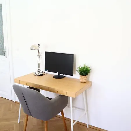 Bloom - Cozy Apartment, 5 Stops To Center *