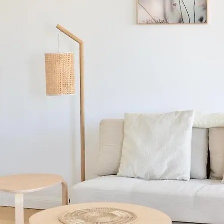 Modern & Stylish Close To Centre Apartment *