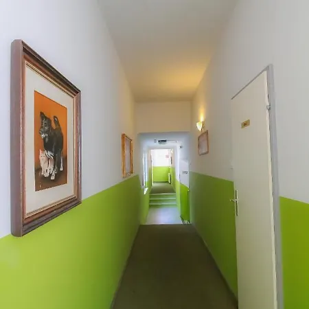 Private Triple Bedroom With Bathroom Apartment Vienna