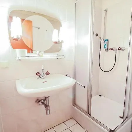 Private Triple Bedroom With Bathroom Apartment *