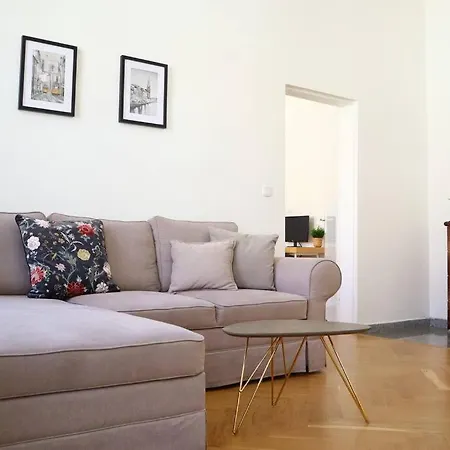 Apartment Bloom - Cozy Apartment, 5 Stops To Center
