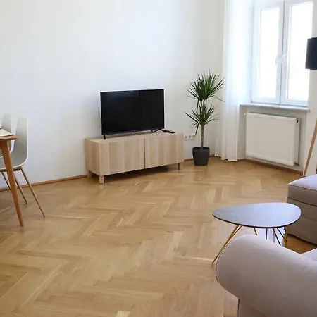 Bloom - Cozy Apartment, 5 Stops To Center Apartment