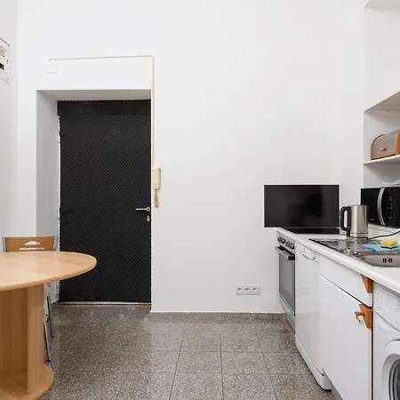 Spacious Apt In Perfect Location For Family Apartment