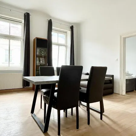 Elegant At Famous Kutschkermarkt Apartment