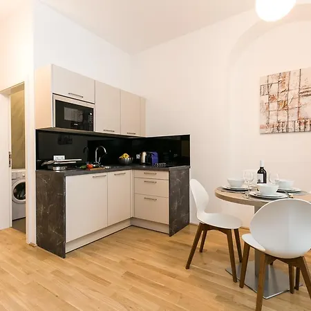 Apartament Castellez 1020 *