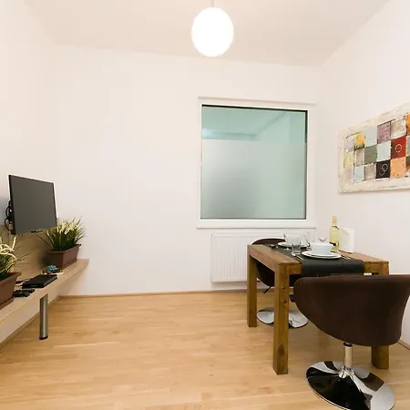 Apartament Castellez 1020 *