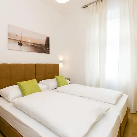 Apartament Castellez 1020 *