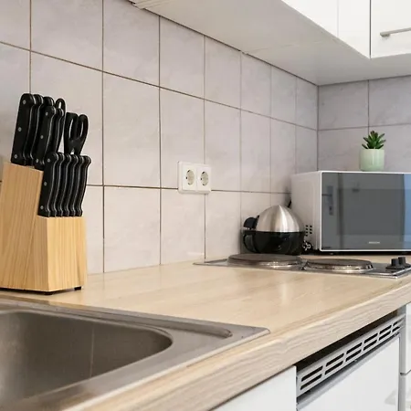 Peaceful 2 Bedroom With Backyard In Prime Location Apartament *