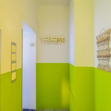 Apartment 2 Single Beds With Shared Bathroom