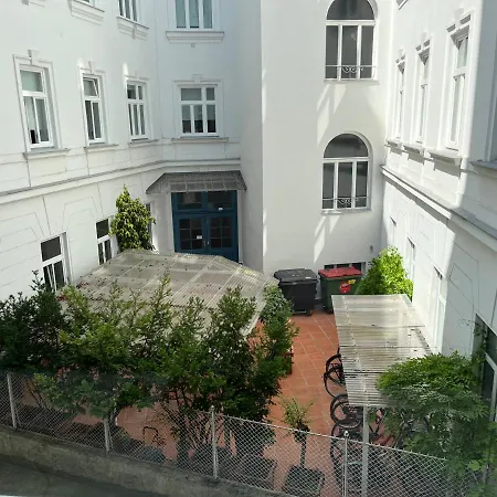 Stylish Apt Near Urania 1br Apartment